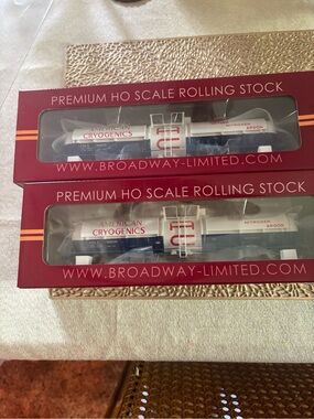 Broadway-Limited Premium HO Scale Tank Car Model in White and Blue